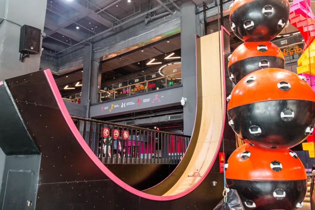 西峡谷公园网红滑梯,网红景点彩虹滑梯和现实对比