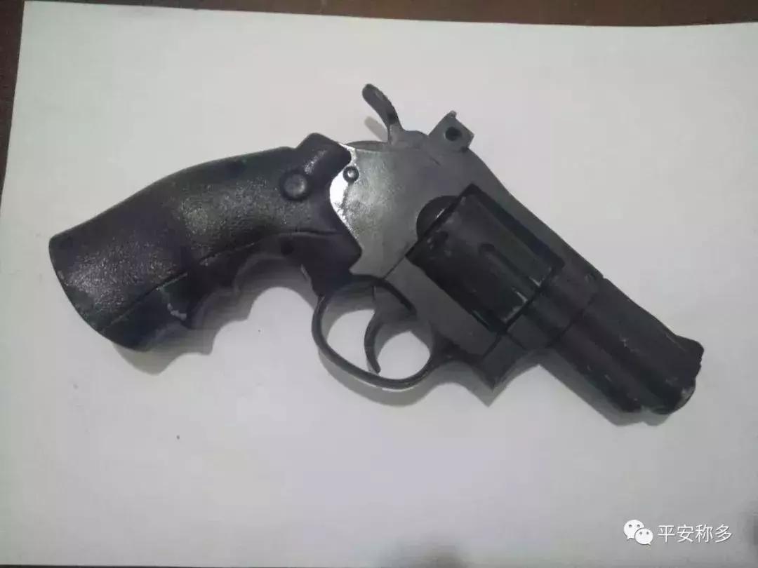 玉树公安抓捕的视频,缉枪治爆宣传群众主动上交枪支