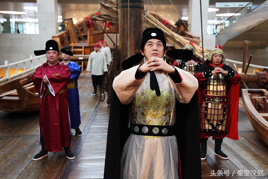 忠臣妻子遭*暴强**生下一女,太监:如何处置?暴君:养大赚钱