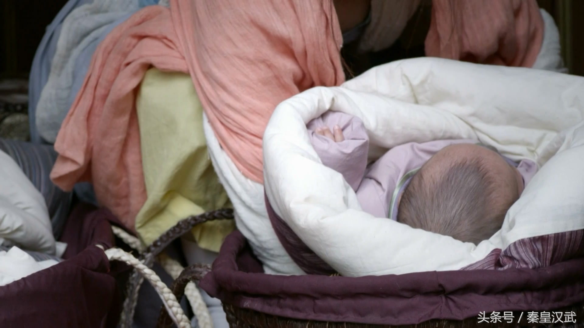 忠臣妻子遭*暴强**生下一女,太监:如何处置?暴君:养大赚钱