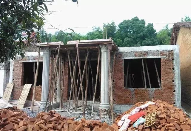 小伙回农村改造老屋子用了50万元,小伙回农村建房子