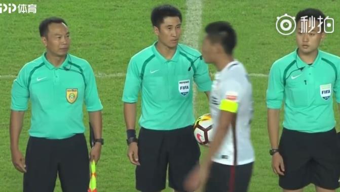 采访国足对武磊黄牌停赛的看法,被人指着鼻子骂可以还手吗