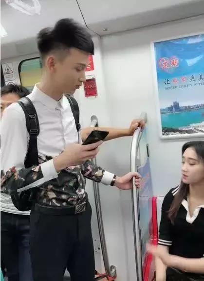 地铁上美女睡着了，旁边帅哥的举动，网友直呼太暖心！