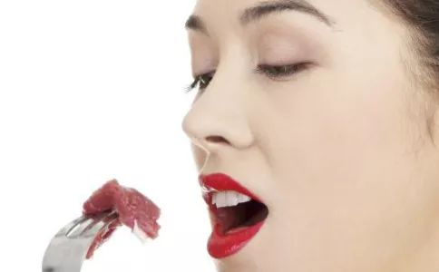 身上脖子上长黄色斑怎么回事,脖子上长褐色的斑是怎么回事