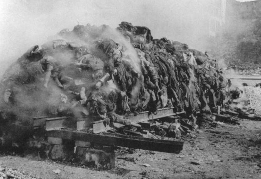 希特勒饮弹自杀，德国经济全面崩溃，两根美国香烟就能换一德国美女