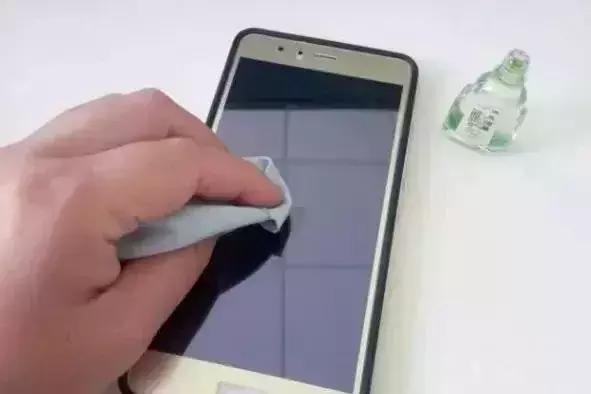 手机屏幕有油腻用什么擦,手机屏幕总是沾满指纹有什么办法