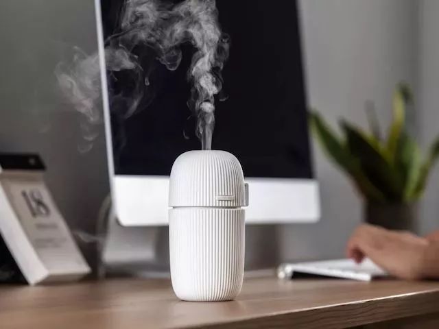 放在水杯里面的便携加湿器,可充电方便携带的加湿器