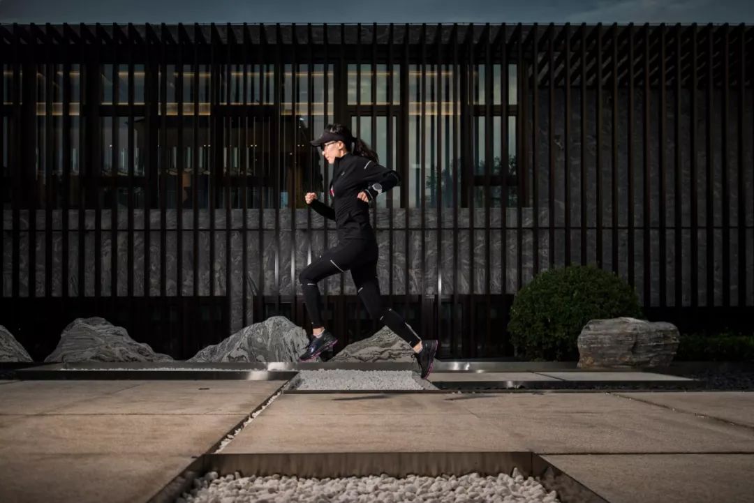 沿着42.195公里的跑道，她们奔向生活的远方