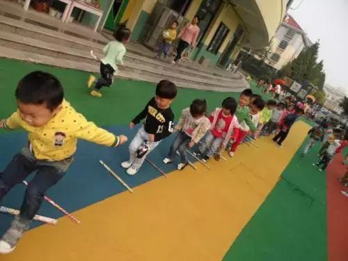 幼儿园户外走迷宫游戏观察记录,幼儿园大班户外放鞭炮游戏玩法