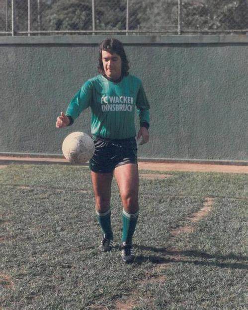 瓒冲潧鍗楃編涓夋澃,瓒崇悆鍗楅儹鍏堢敓