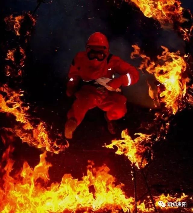 崭新的中国消防员,我们是新时代的消防员