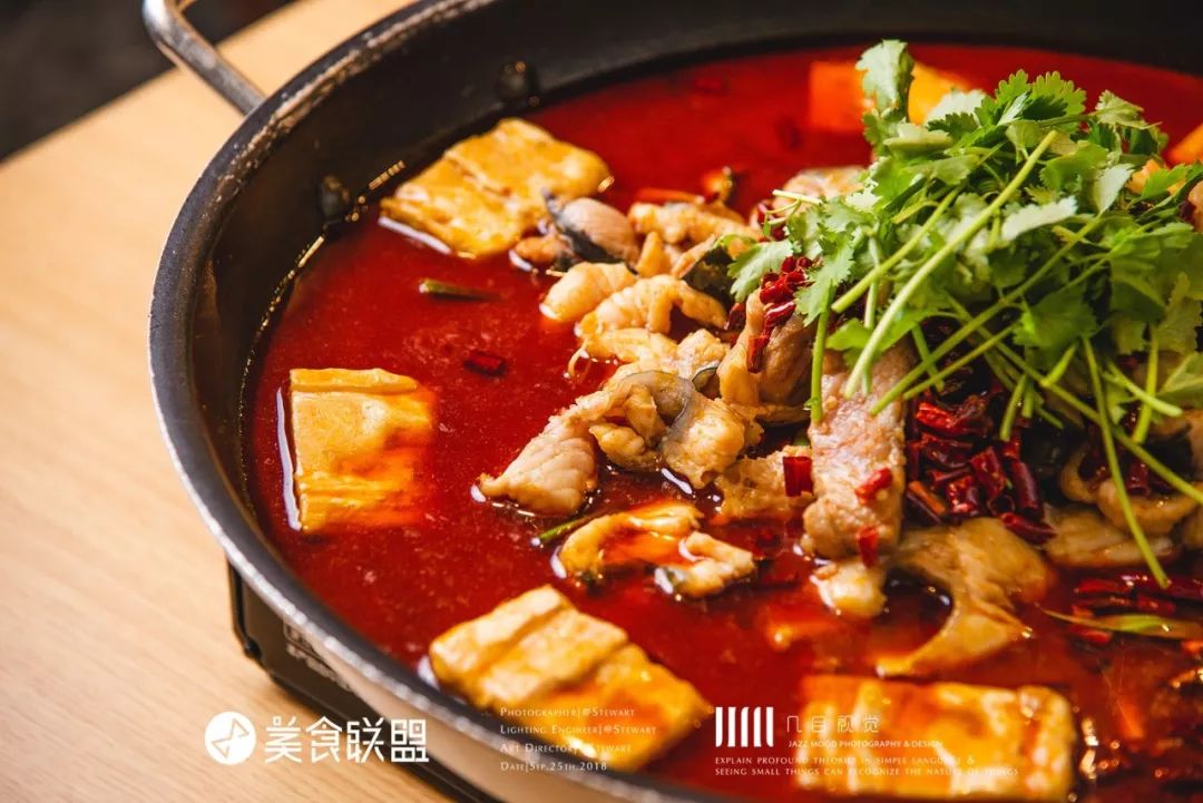 昆明南屏街90㎡小店，用60cm的一大锅装着比头大的“臭味”美食