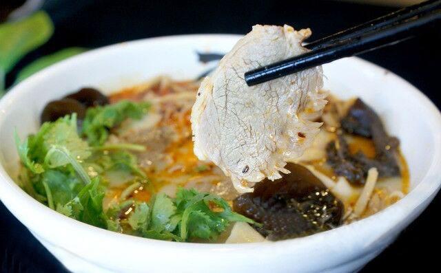 郑州哪家烩面吃着最带劲，医学院“杀人”烩面背后隐藏什么故事？