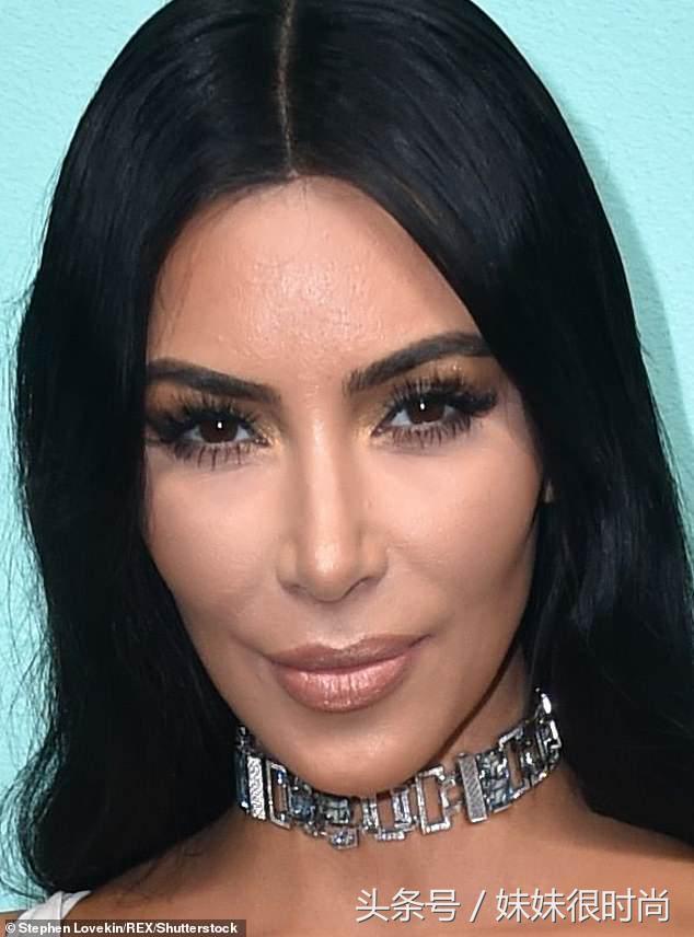 金卡戴珊现在穿着,金卡戴珊穿露肩膀衣服照片