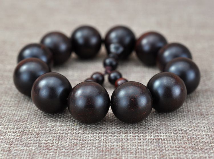 小叶紫檀手串戴发黑,刚买的小叶紫檀发黑