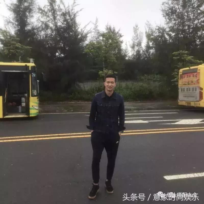 采访别人一身衣服多少钱,采访男生一身穿搭几十万