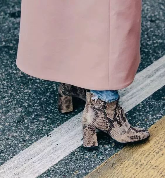 今年的靴子流行买短不买长,今年秋冬穿靴子就买这3种高级色