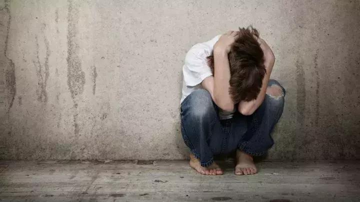 18岁中国留学生跃轨自杀，当场死亡！“我并没有想象的快乐”