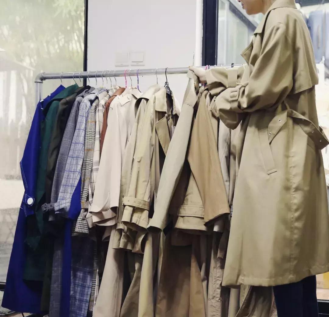 真人版试穿衣服,真人试穿黄金风衣