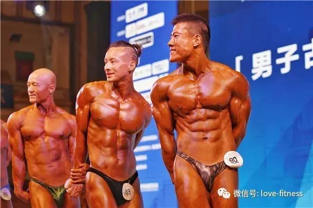 70kg卧推105kg深蹲140kg硬拉160kg,深蹲硬拉卧推共300公斤什么水平
