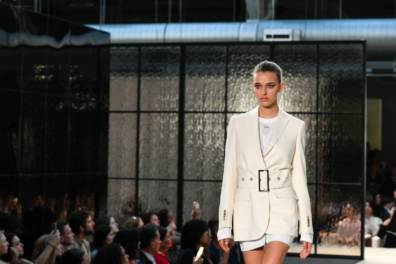 是什么人让LV、Gucci母公司突然走失200个亿？！