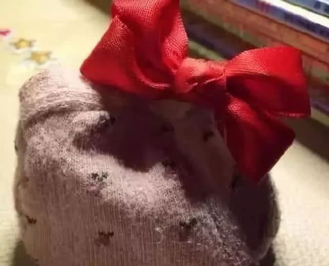 一群孩子吃棒冰,家长给孩子吃棒棒冰