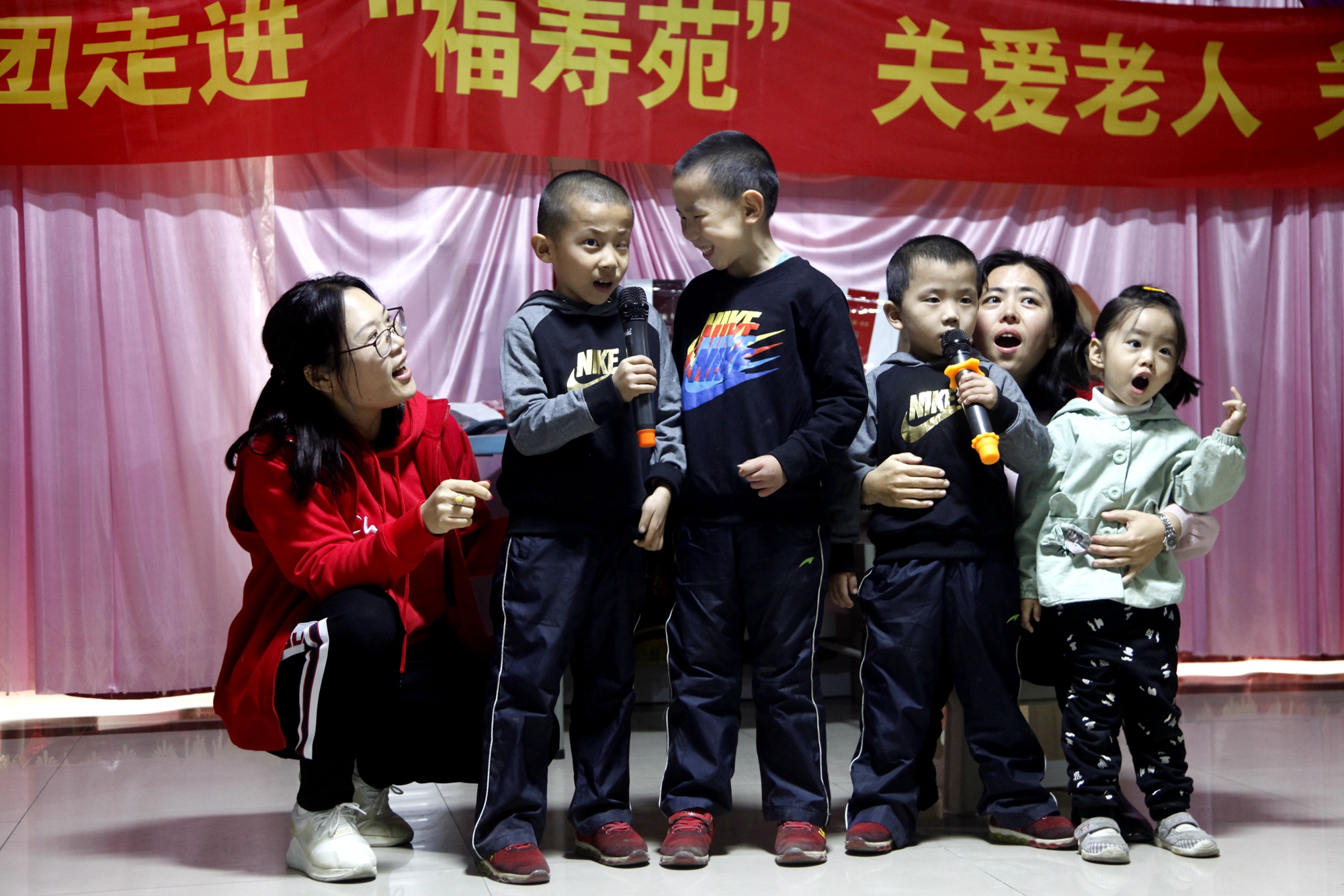 一份份爱心走进井陉福寿苑养老院，这个重阳老人不寂寞