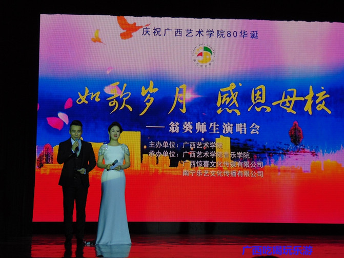 抱着个小孩,歌声还那么高亢,艺院老教授翁葵赢得满堂彩!