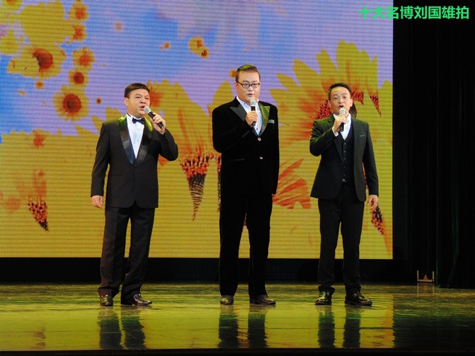 抱着个小孩,歌声还那么高亢,艺院老教授翁葵赢得满堂彩!