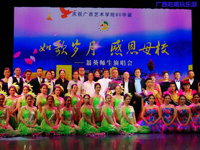 抱着个小孩,歌声还那么高亢,艺院老教授翁葵赢得满堂彩!