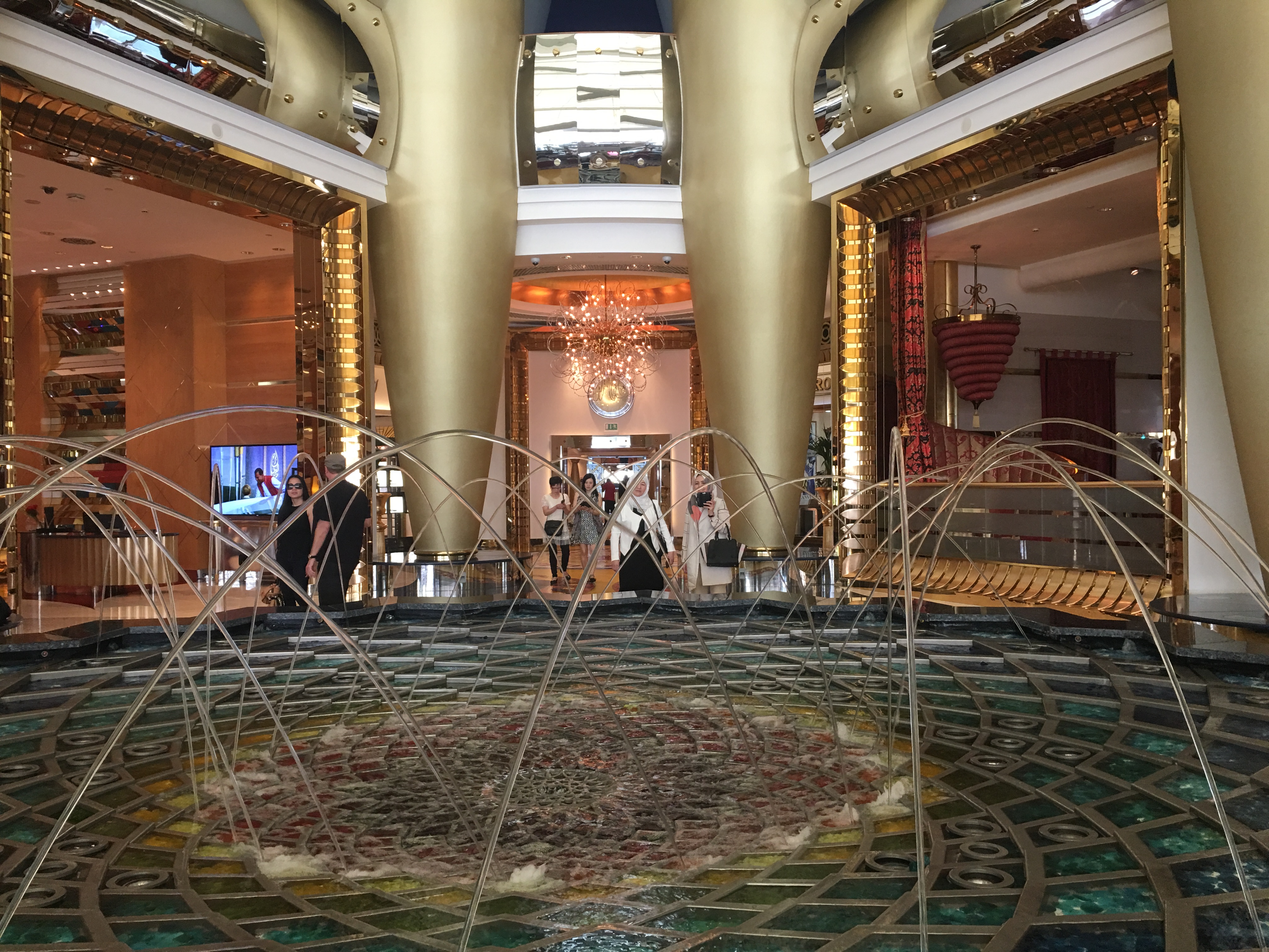 国内打工赚钱工资好少啊,中国人去迪拜打工工资