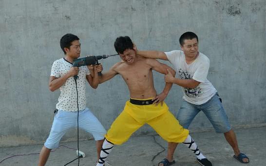 跟电钻钻头比，这位铁砂掌断铁如泥值得尊重，却不如太极更聪明