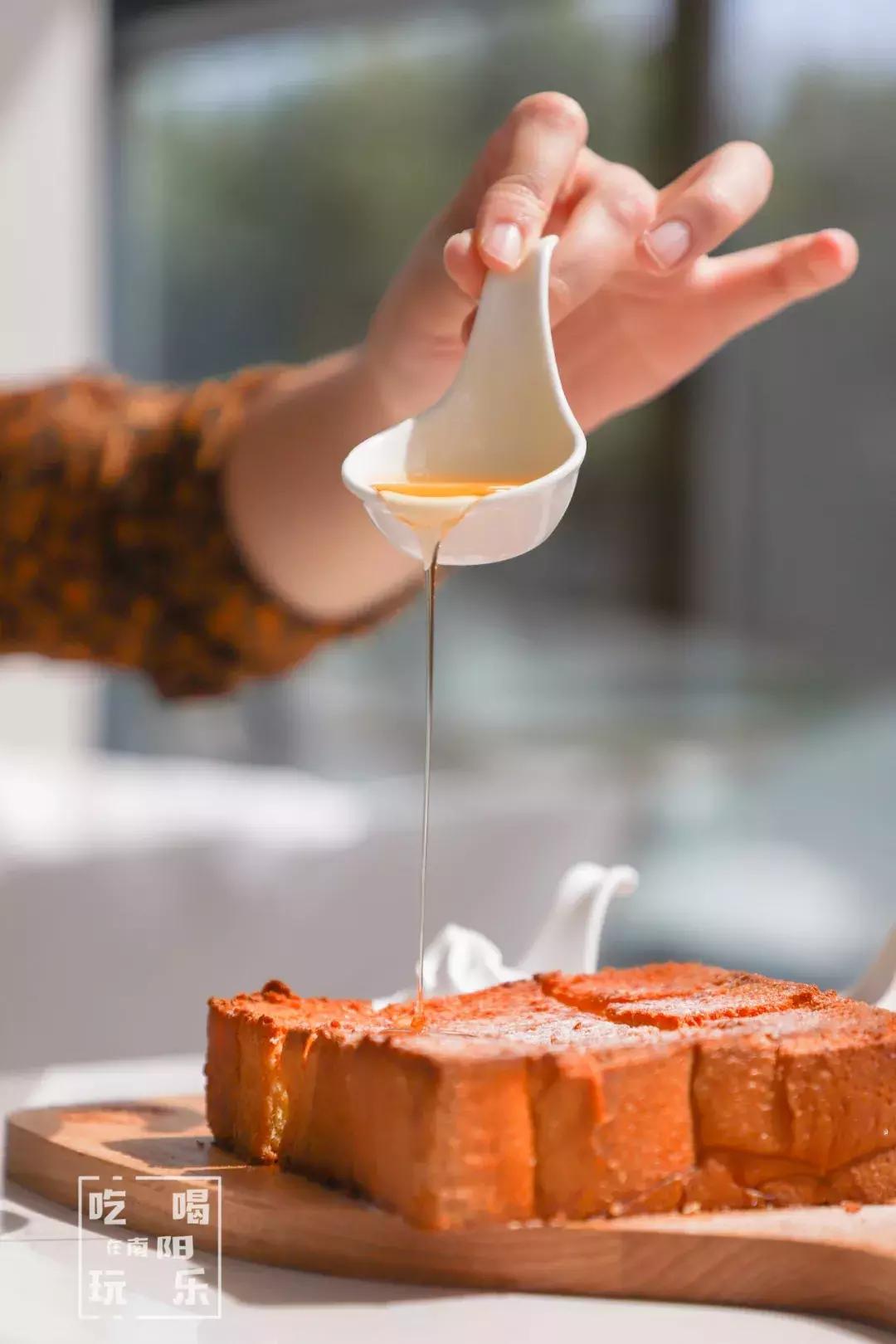 南阳shou家全透明撸猫咖啡馆！有手臂长的牛排！面包届的法拉利！