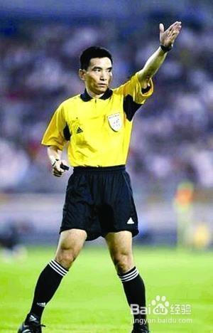 足球裁判吹哨规则和手势教学,足球裁判吹哨规则和手势