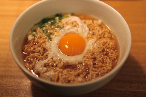 泡不到妞？该怎么泡妞？小D教你如何用一碗泡面成功泡妞！