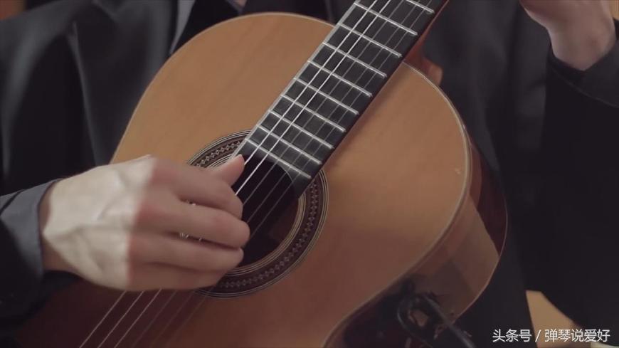 吉他初学者建议靠弦还是不靠弦,吉他弦换的按法和转换