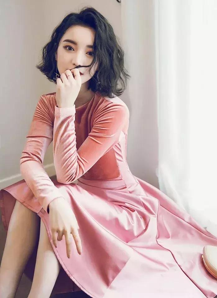 今年流行丝绒单品,冬季丝绒单品搭配