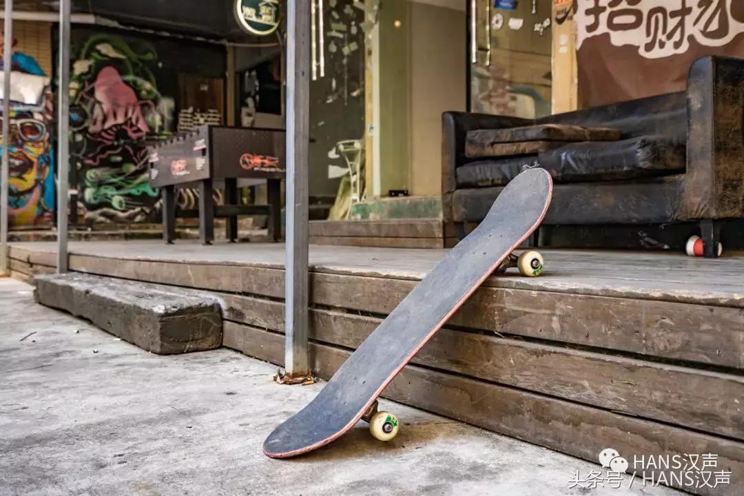 走，一起去武汉奇妙顶楼天台踢球蹦迪撸串