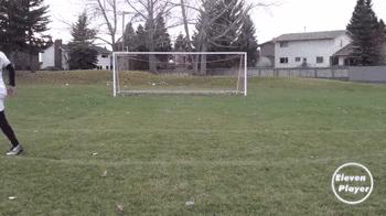 底线零角度射门教学,脚尖捅球踢得又高又远射门教学