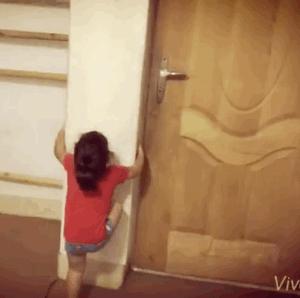 小孩双手握拳倒立俯卧撑,小孩倒立俯卧撑