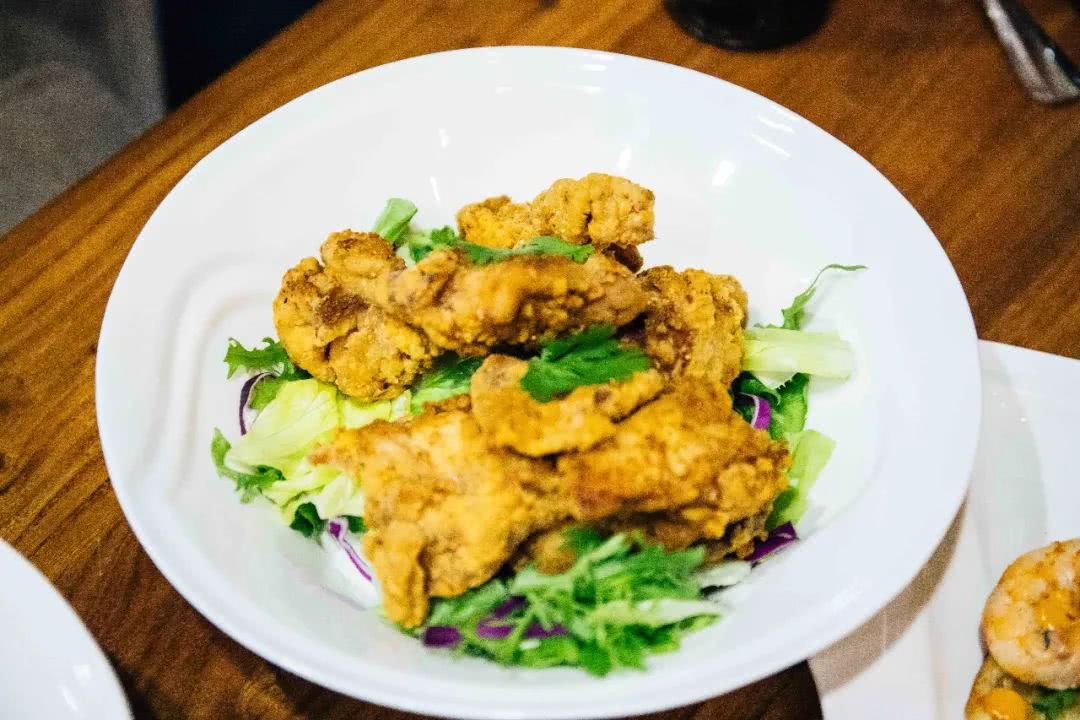 夜场界地震了！观音桥新开一家奇葩酒吧，整条街的风头都被它抢了