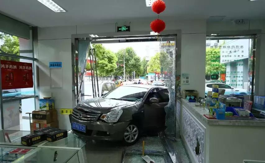 奉劝大家珍爱生命远离女司机,女司机真的不用当心了吗