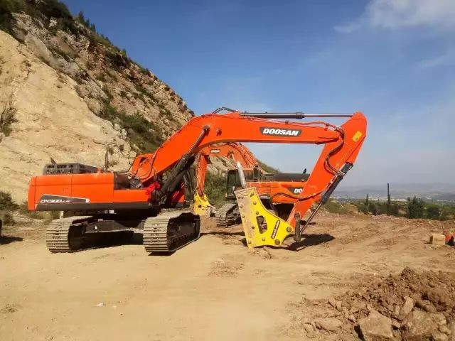 挖机破碎锤是怎么操作的,新手小挖机破碎锤操作教程