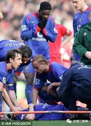 为曼联踢断腿的男人,为曼联付出一切的球员