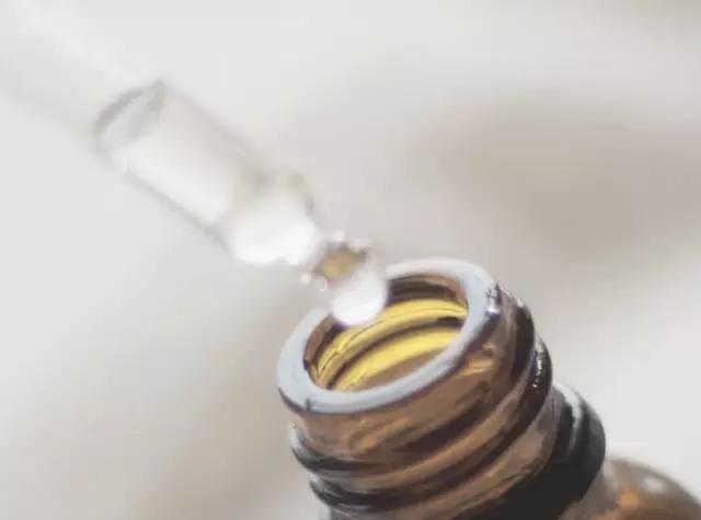 春天皮肤干燥起皮发痒用什么方法,皮肤干燥起皮特别疼急救