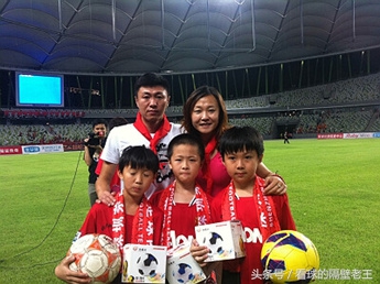 她是中国女足国家队第一个脱衣庆祝的人，现扎根基层培养人才