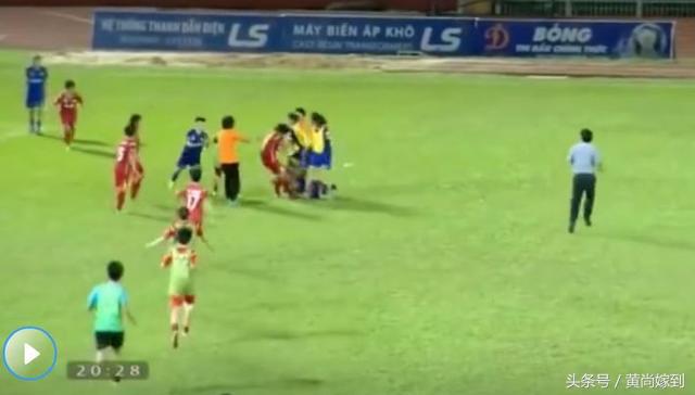 足球场上群殴场面并不少见，你见过女足赛场上的大规模群殴吗？