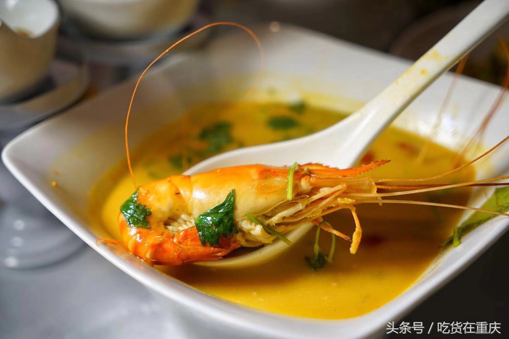 两江交汇灯光璀璨,两江交汇处的多彩风情