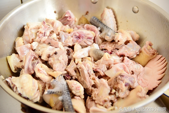 土鸡炖汤什么时候放盐要不要焯水,土鸡炖汤焯水的黄油要不要去掉