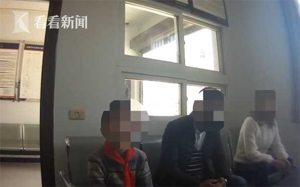 9岁小孩开车妈妈坐一旁拍视频,9岁男孩开车上路母亲坐在副驾驶